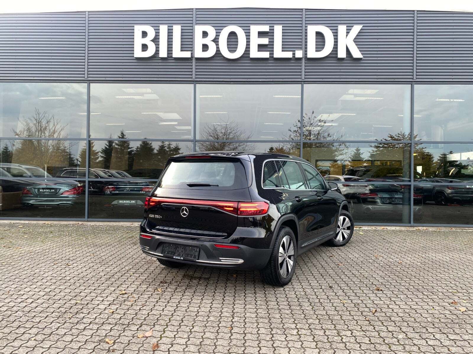 Sort Mercedes EQB250+ fra 2024