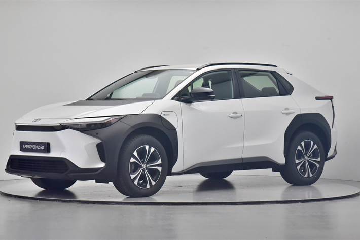 Hvid Toyota BZ4X fra 2024 set udefra