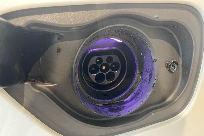 Hvid Volvo V60 fra 2021 set udefra