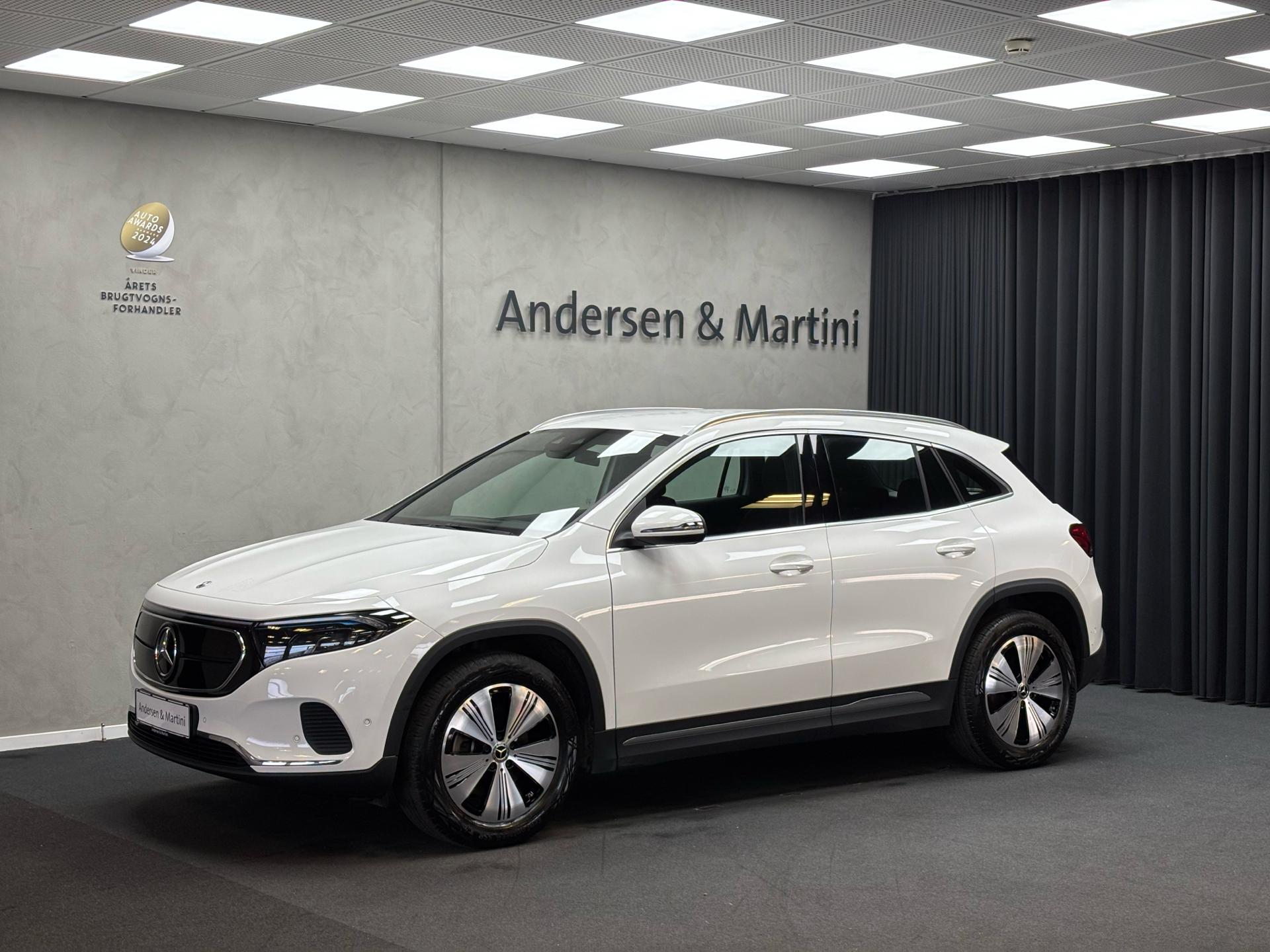 Hvid Mercedes EQA 250 fra 2023 set udefra