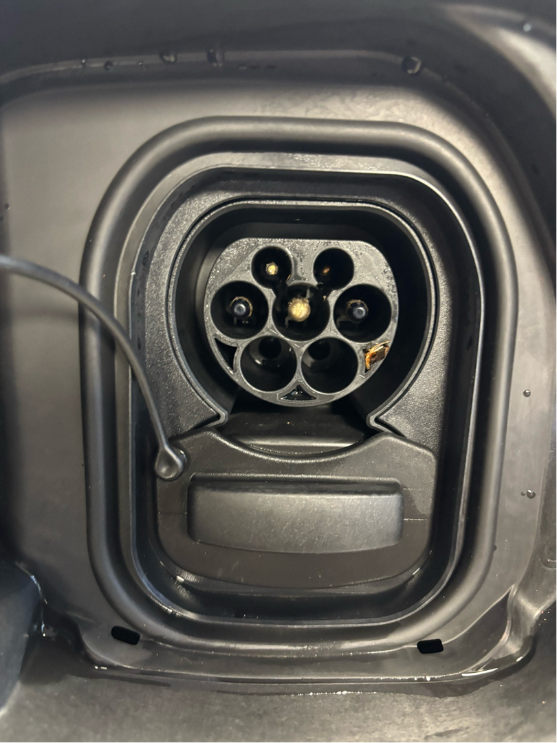 Blå Peugeot e-208 fra 2022