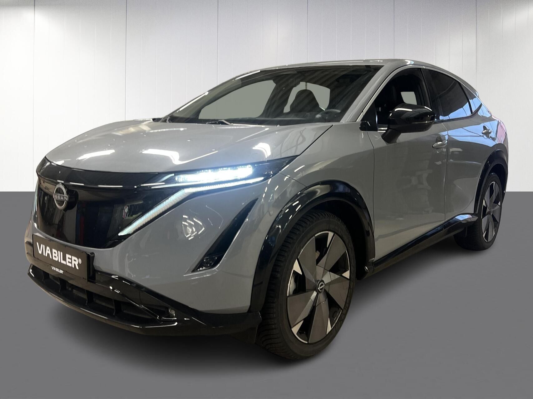 Grå Nissan Ariya fra 2024 set udefra
