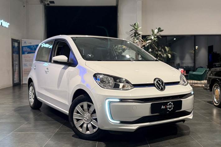 Hvid VW E-UP! fra 2021 set udefra