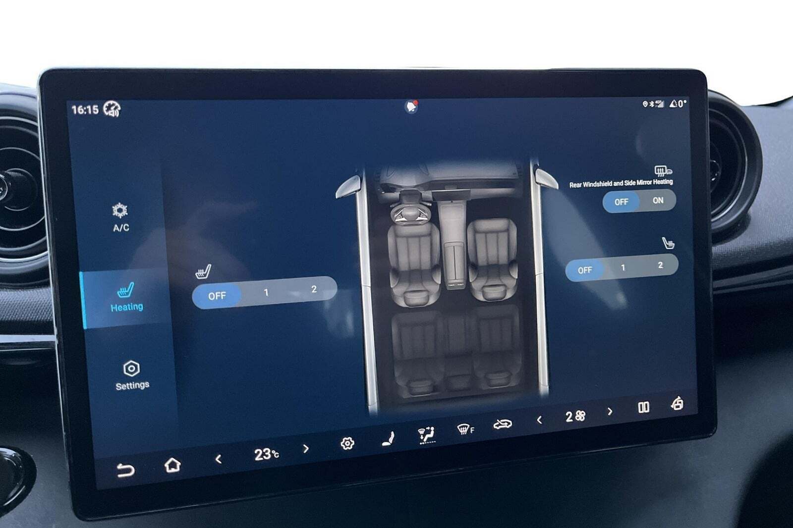 Hvid BYD Dolphin fra 2024