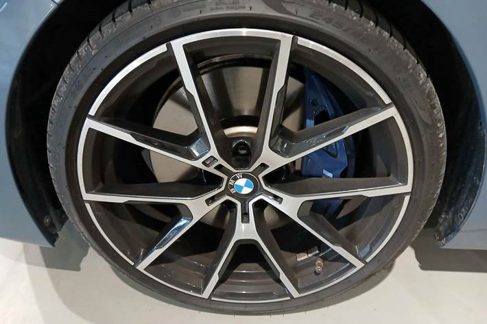 Blå BMW 840i fra 2020