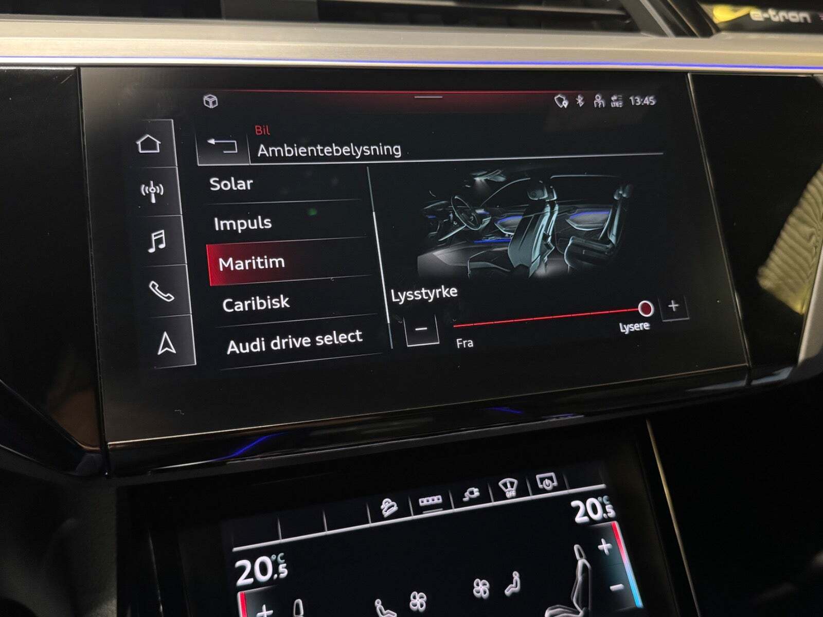 Grå Audi e-tron fra 2022