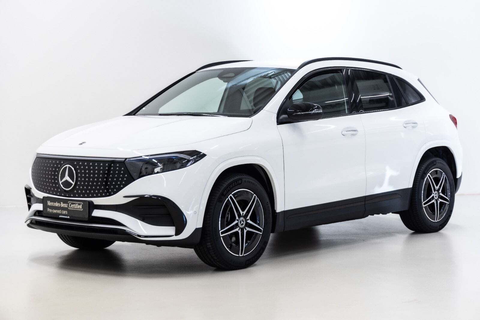 Hvid Mercedes EQA250+ fra 2026 set udefra