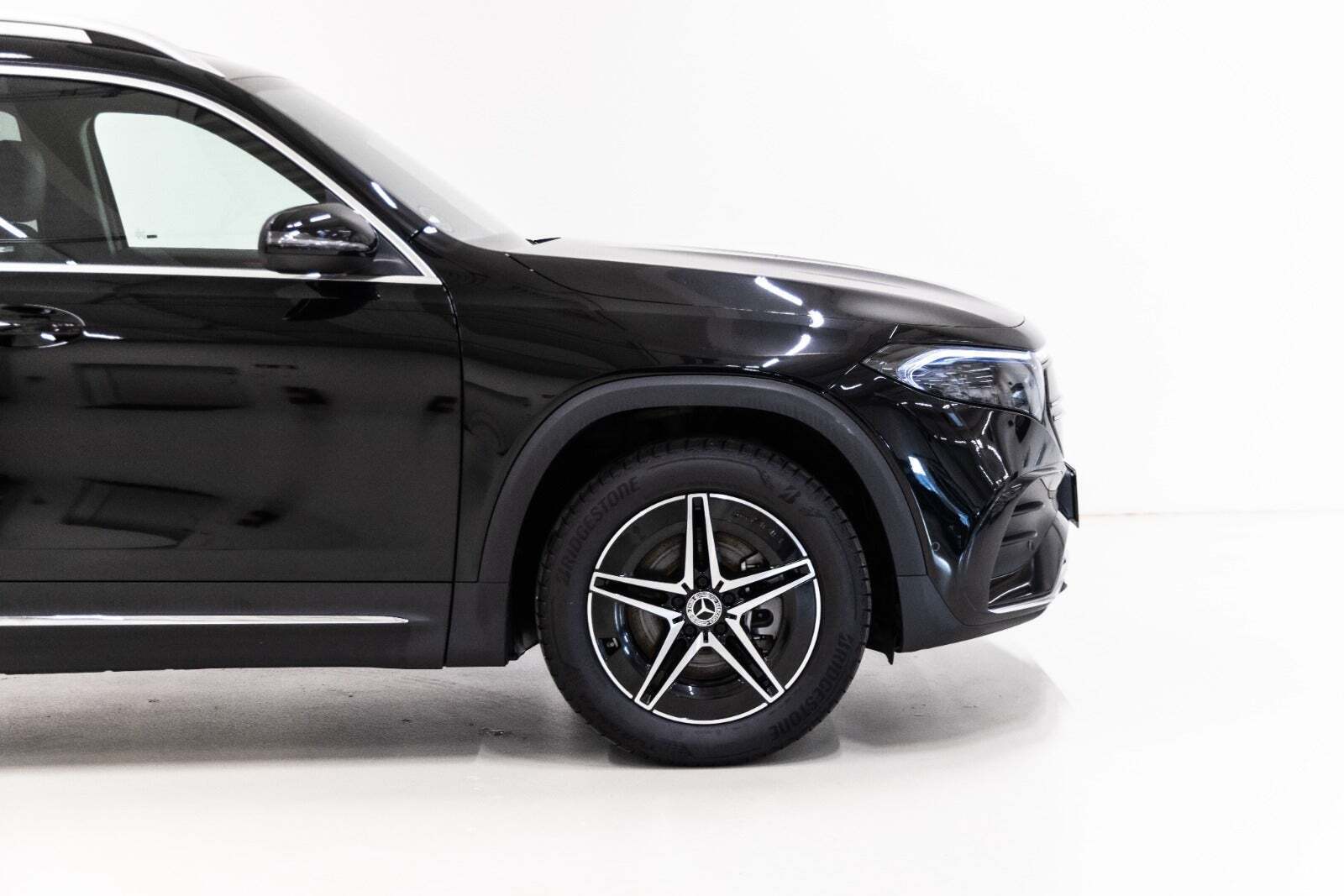 Sort Mercedes EQB350 fra 2024