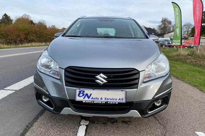 Grå Suzuki S-Cross fra 2014