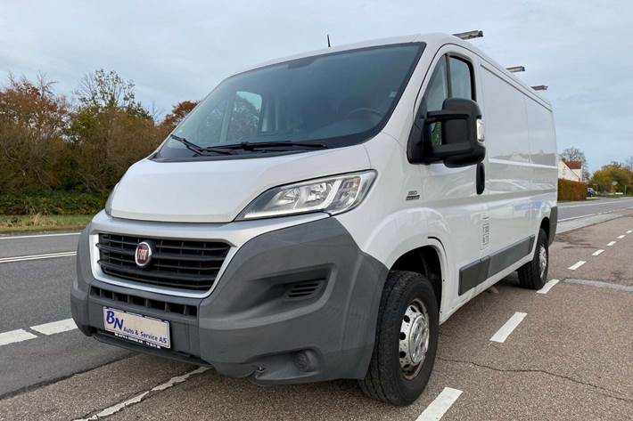 Hvid Fiat Ducato 30 fra 2016 set udefra