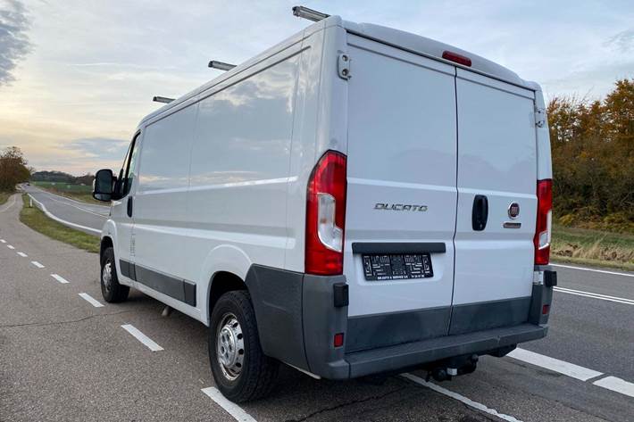 Hvid Fiat Ducato 30 fra 2016 set udefra