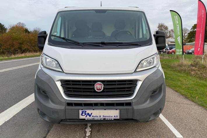 Hvid Fiat Ducato 30 fra 2016 set udefra