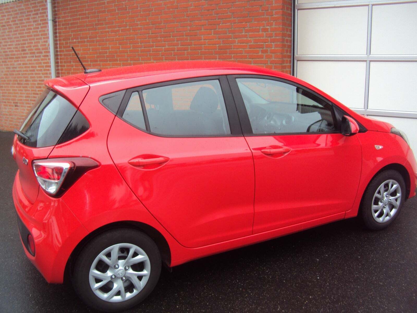 Rød Hyundai i10 fra 2019