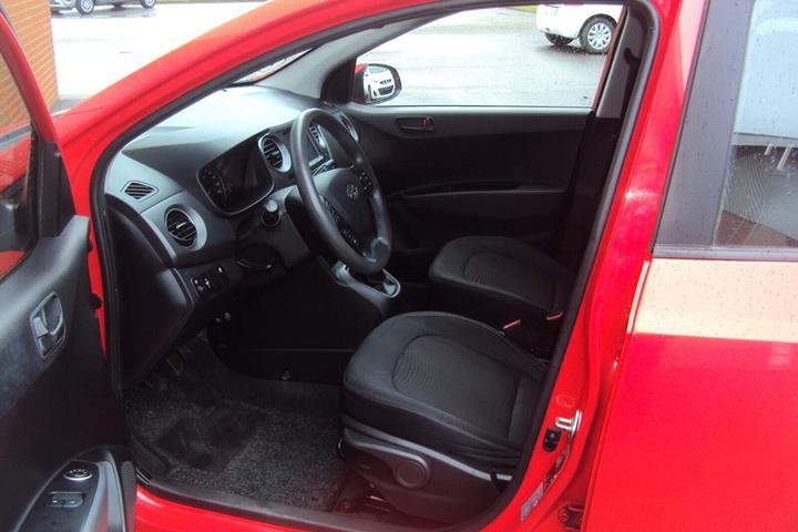 Rød Hyundai i10 fra 2019