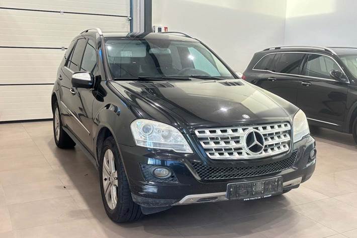 Sort Mercedes ML350 fra 2010