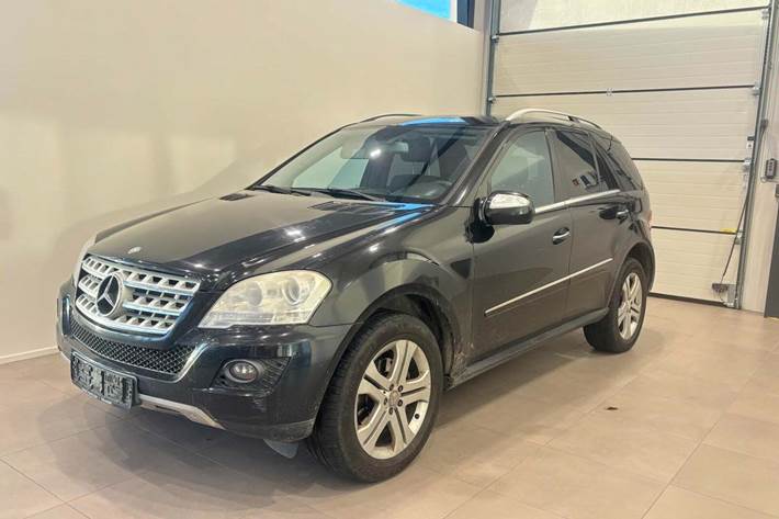 Sort Mercedes ML350 fra 2010