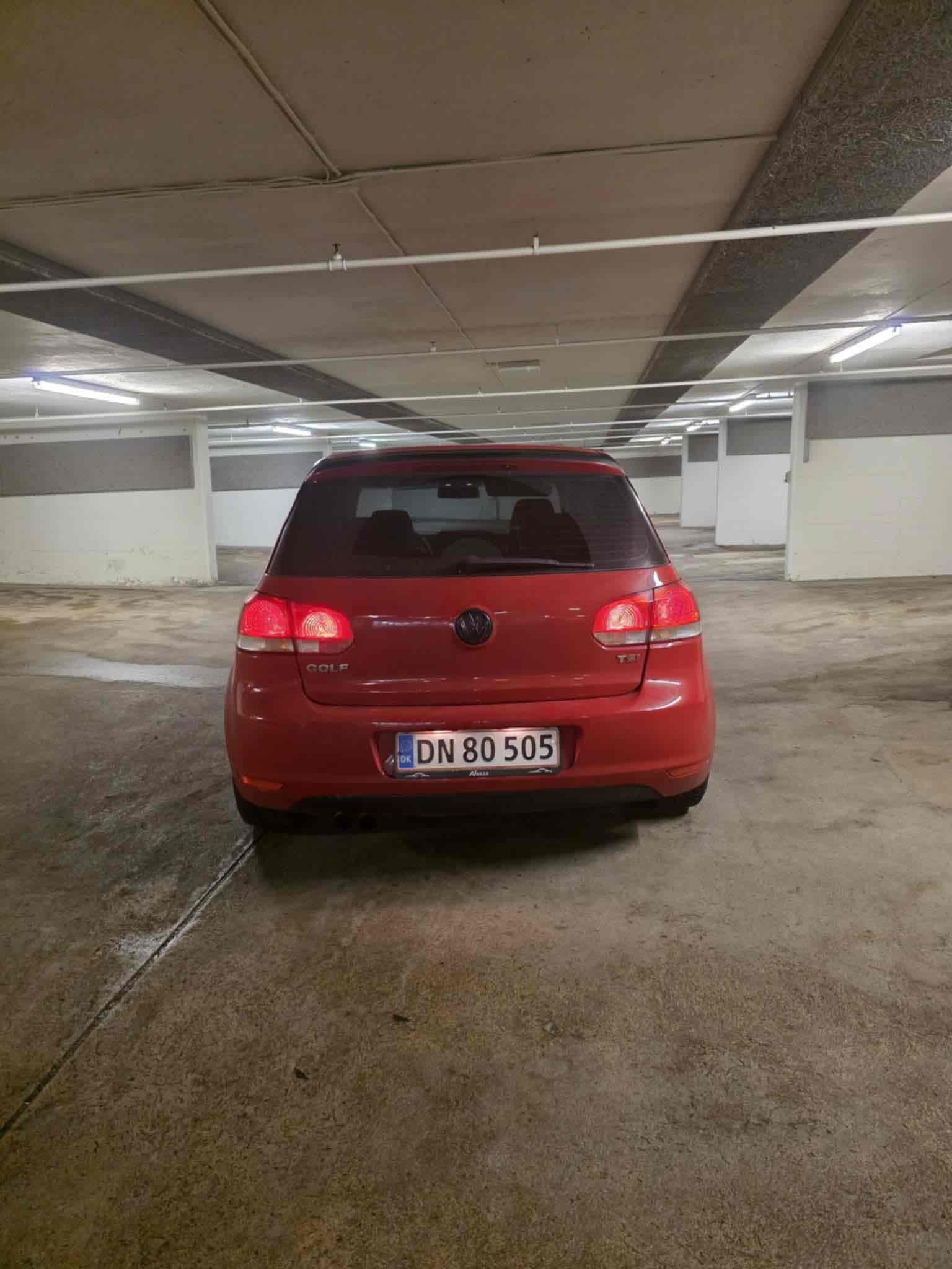 Rød VW Golf fra 2008