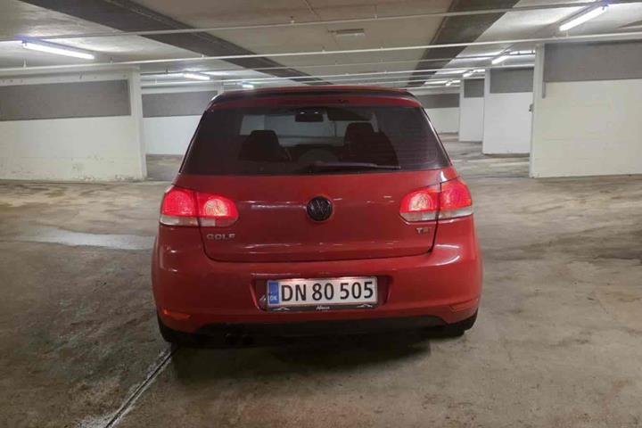 Rød VW Golf fra 2008