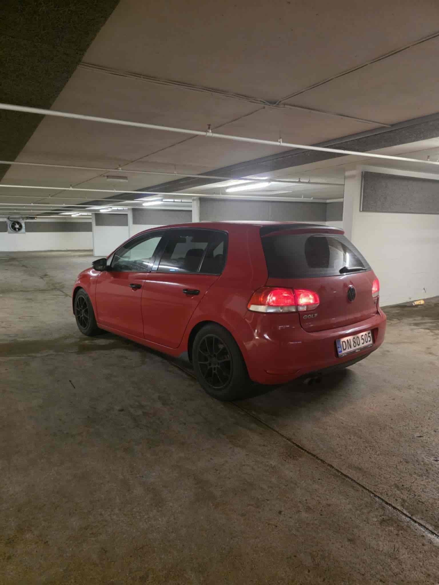 Rød VW Golf fra 2008