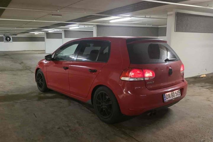 Rød VW Golf fra 2008