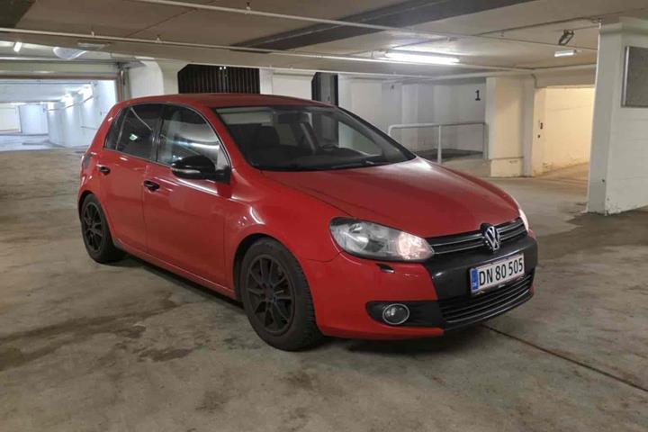Rød VW Golf fra 2008