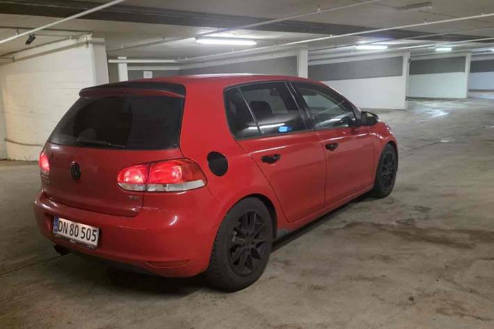 Rød VW Golf fra 2008
