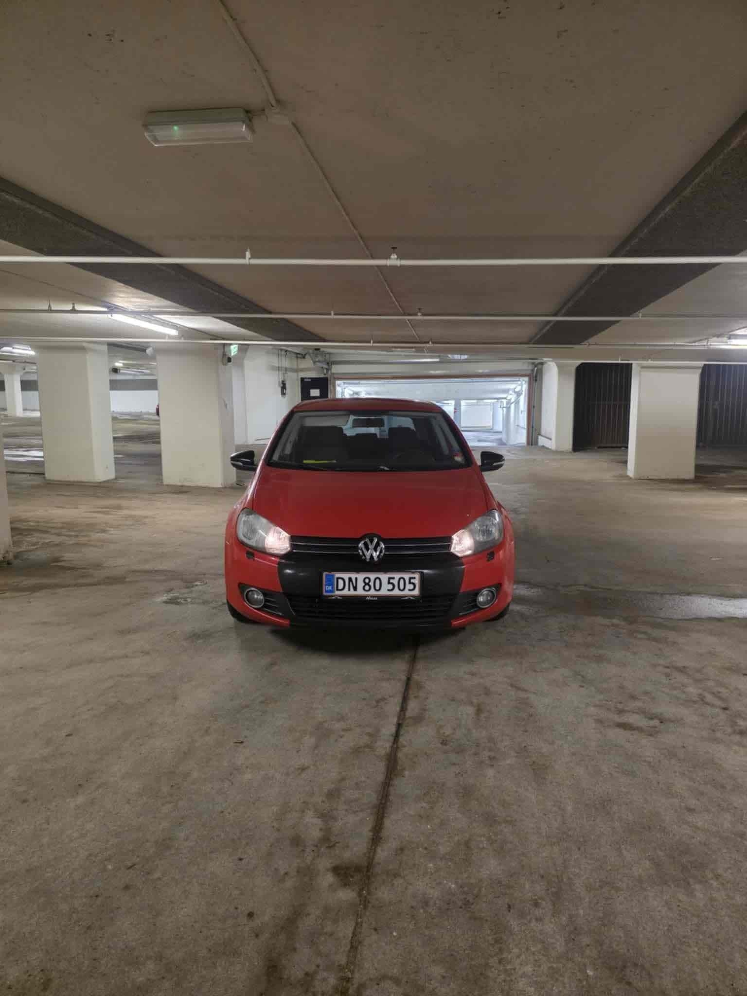 Rød VW Golf fra 2008
