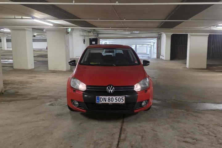 Rød VW Golf fra 2008