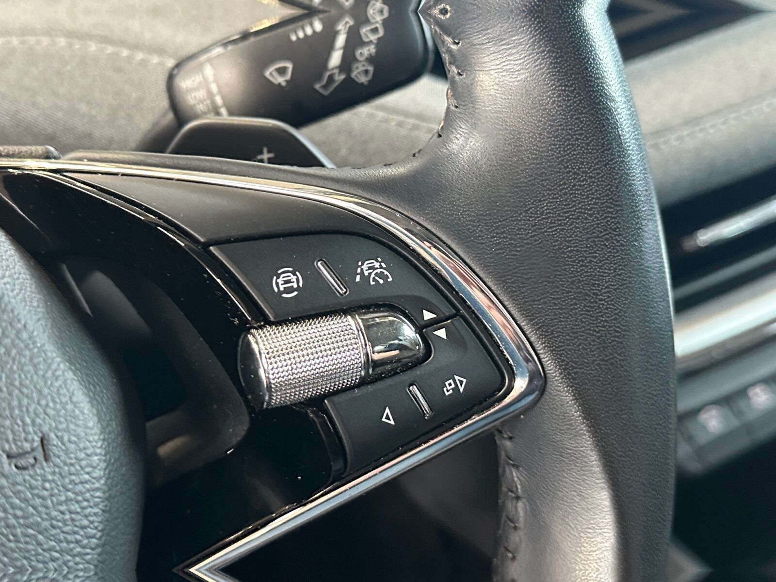 Blå Skoda Enyaq fra 2022