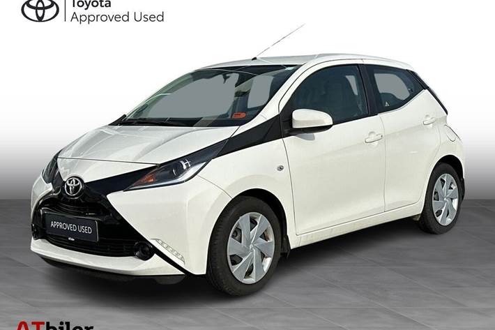 Hvid Toyota Aygo fra 2016 set udefra