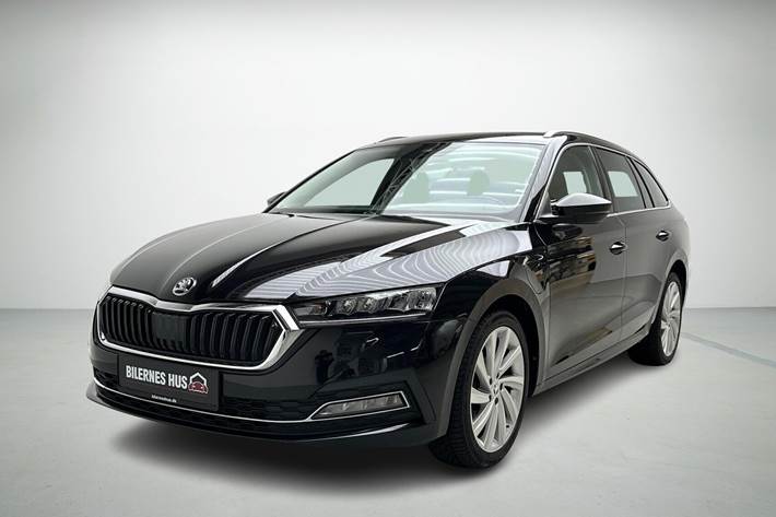Sort Skoda Octavia fra 2021 set udefra