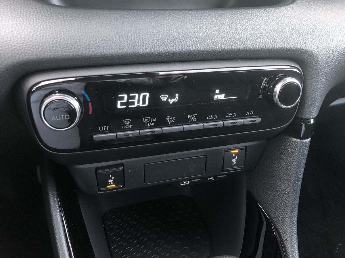 Sølv Toyota Yaris fra 2025