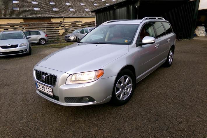 Sølv Volvo V70 fra 2007 set udefra