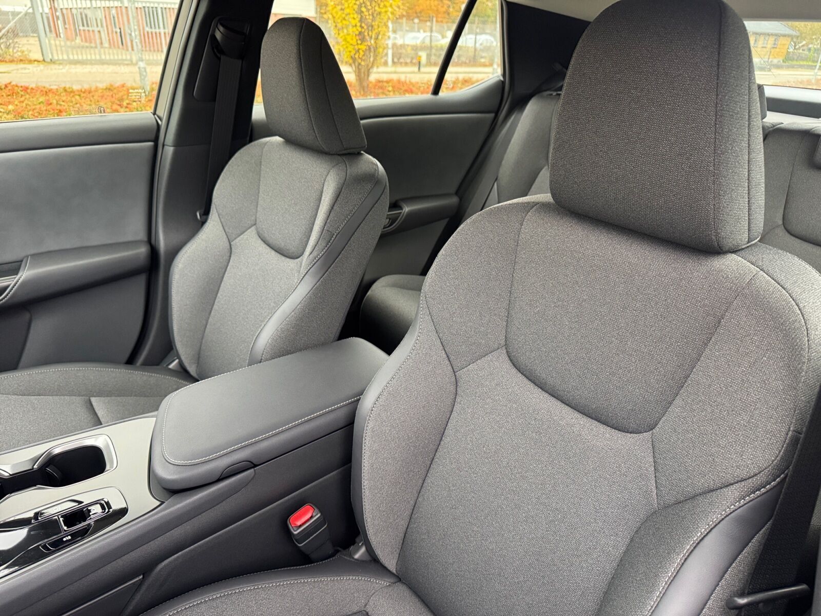 Grå Lexus RZ fra 2025 set indefra