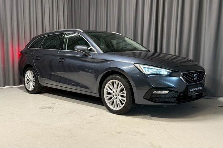 Grå Seat Leon fra 2021 set udefra