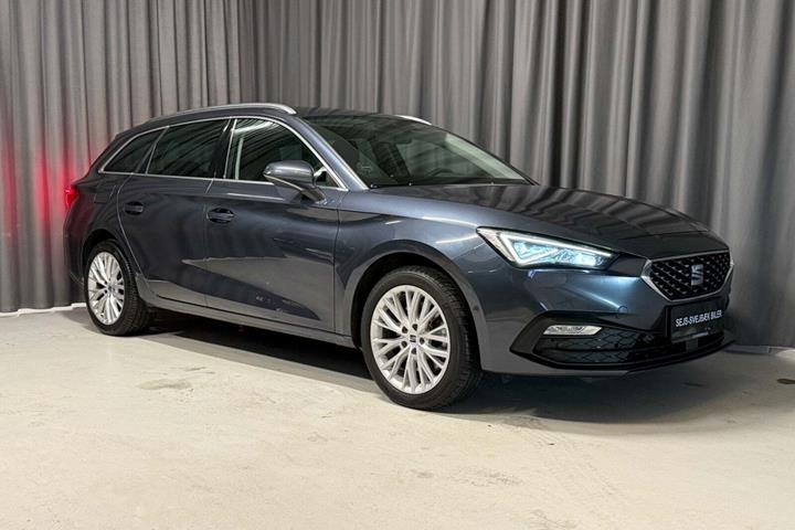 Grå Seat Leon fra 2021 set udefra