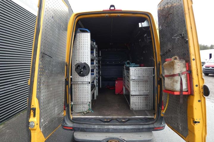 Gul Mercedes Sprinter 316 fra 2018 set udefra