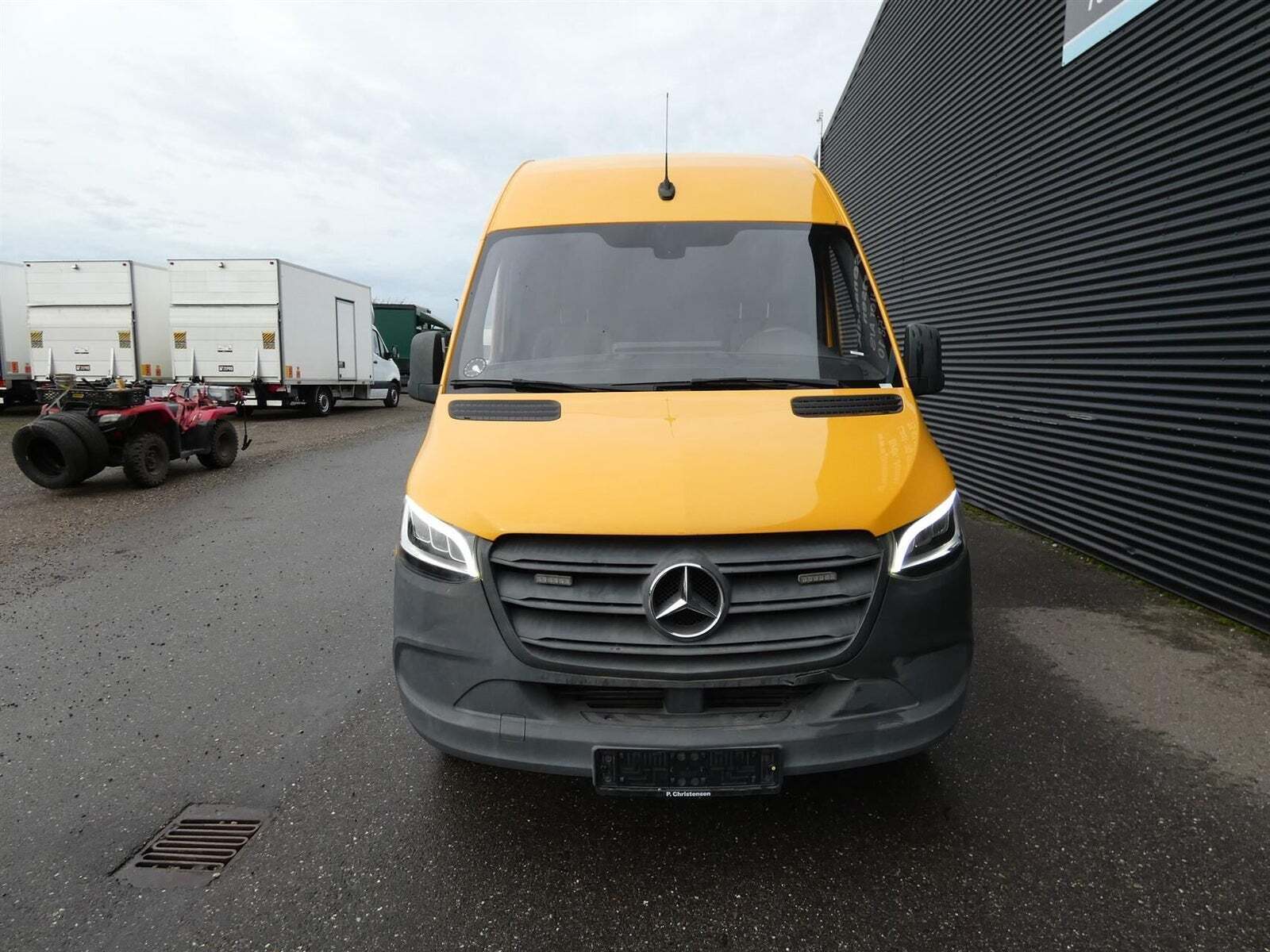 Gul Mercedes Sprinter 316 fra 2018 set udefra