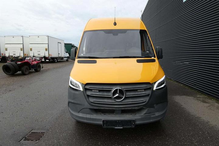 Gul Mercedes Sprinter 316 fra 2018 set udefra