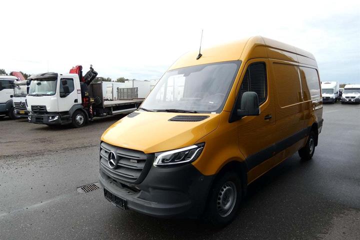 Gul Mercedes Sprinter 316 fra 2018 set udefra