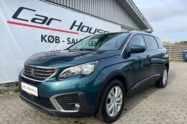 Grøn Peugeot 5008 fra 2018 set udefra