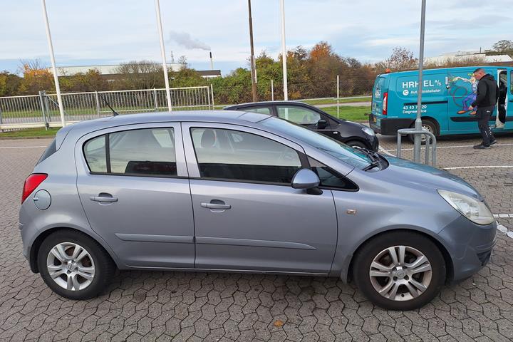 Blå Opel Corsa fra 2007