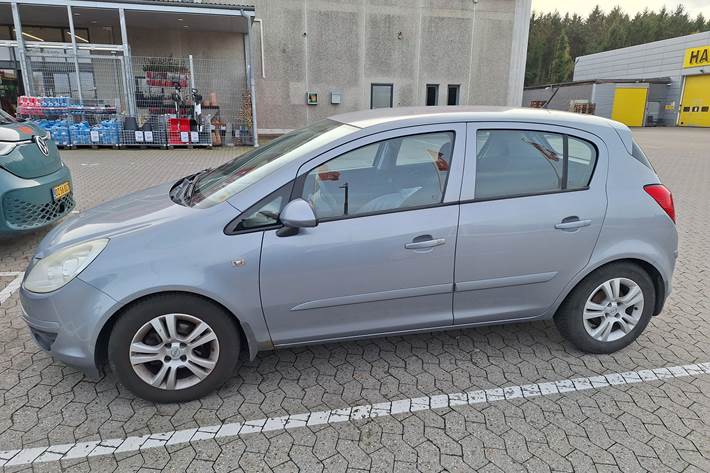 Blå Opel Corsa fra 2007