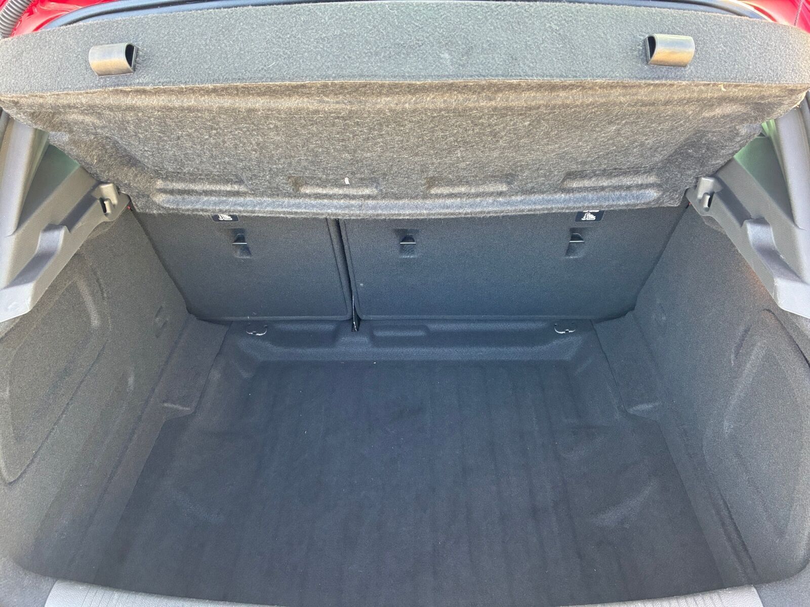 Rød Opel Astra fra 2019