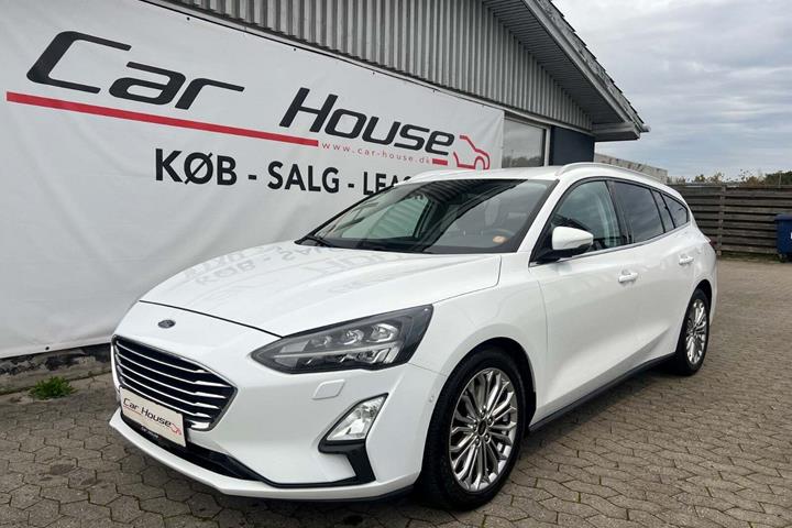 Hvid Ford Focus fra 2020 set udefra