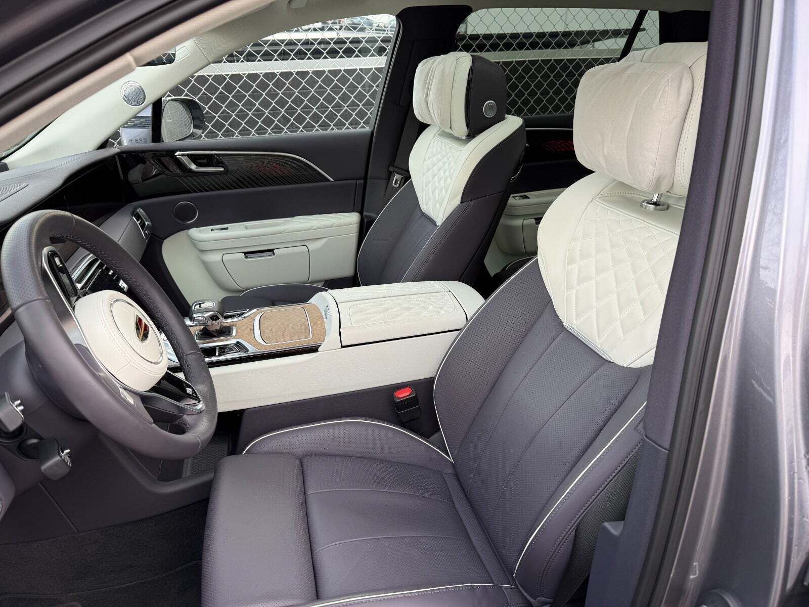 Grå Hongqi E-HS9 fra 2024