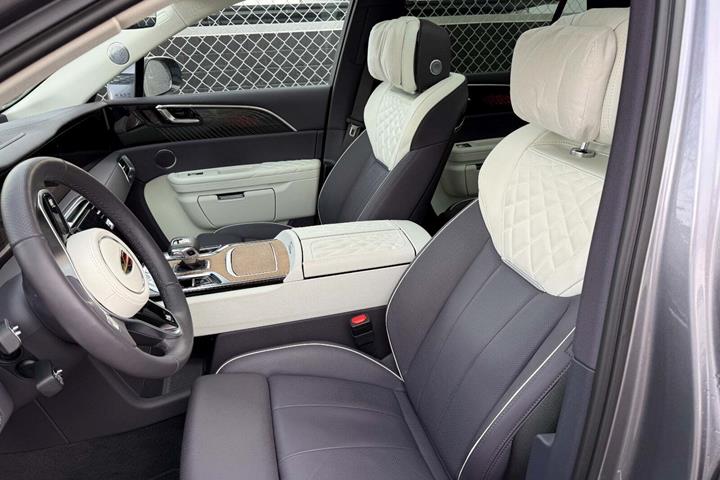 Grå Hongqi E-HS9 fra 2024