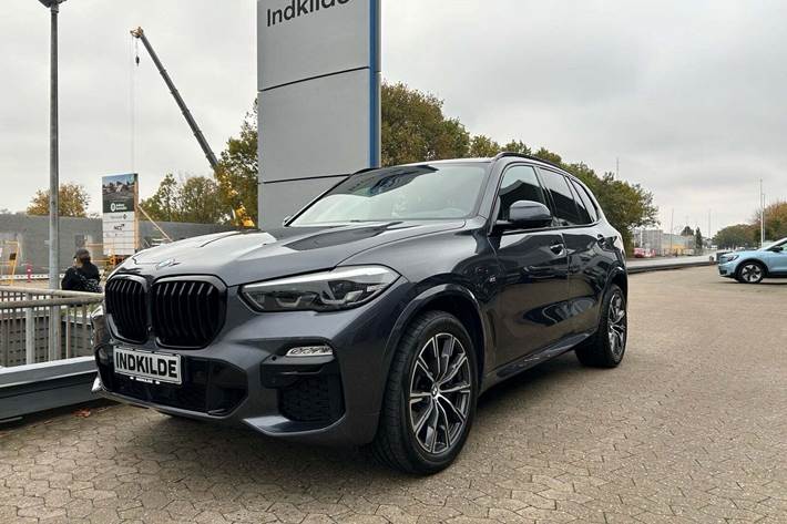 Grå BMW X5 fra 2020 set udefra