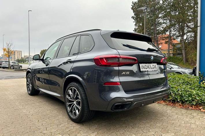 Grå BMW X5 fra 2020