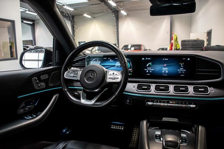 Hvid Mercedes GLS400 d fra 2020 set indefra